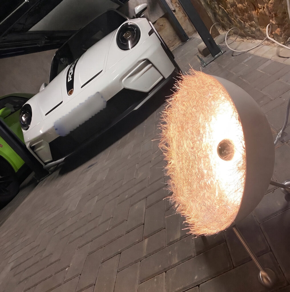 Weisser Sportwagen in Garage, neutral, neben leuchtender, fransiger Lampe